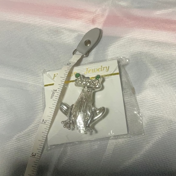 Jewelry Silver Brooch Frog with green eyes. - Picture 2 of 5